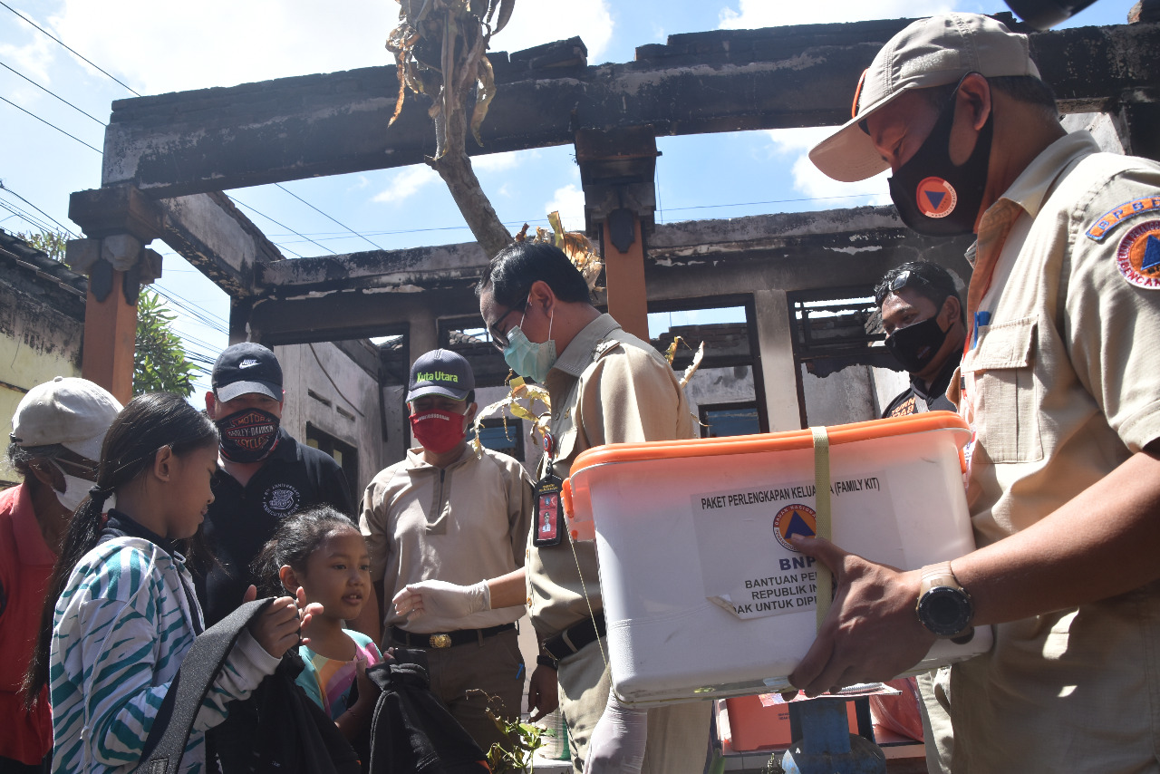 Wabup Suiasa Serahkan Bantuan Kebutuhan Dasar Kepada Korban Kebakaran di Canggu