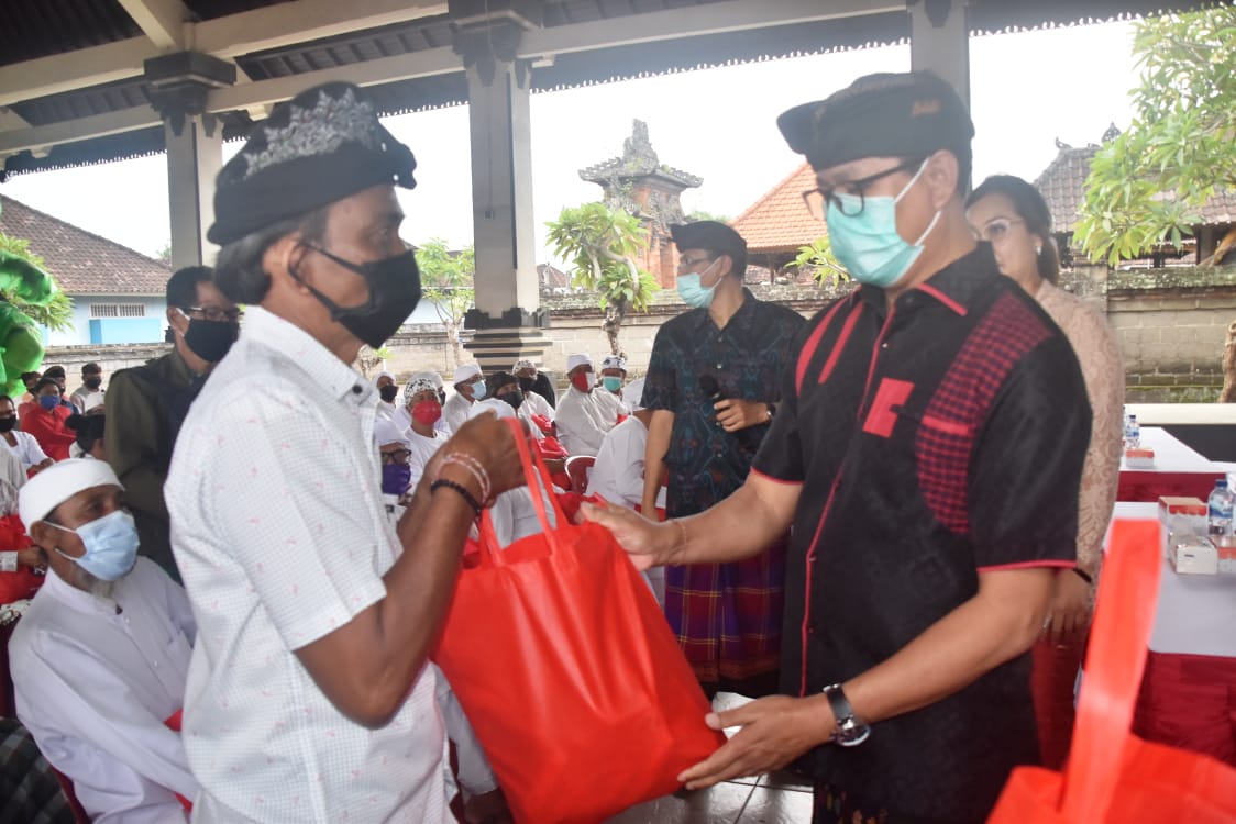 Bersinergi Dengan Anggota DPR RI IGN Kesuma Kelakan, Wabup Suiasa Serahkan Sembako Kepada Pemangku dan Serati di Anggungan