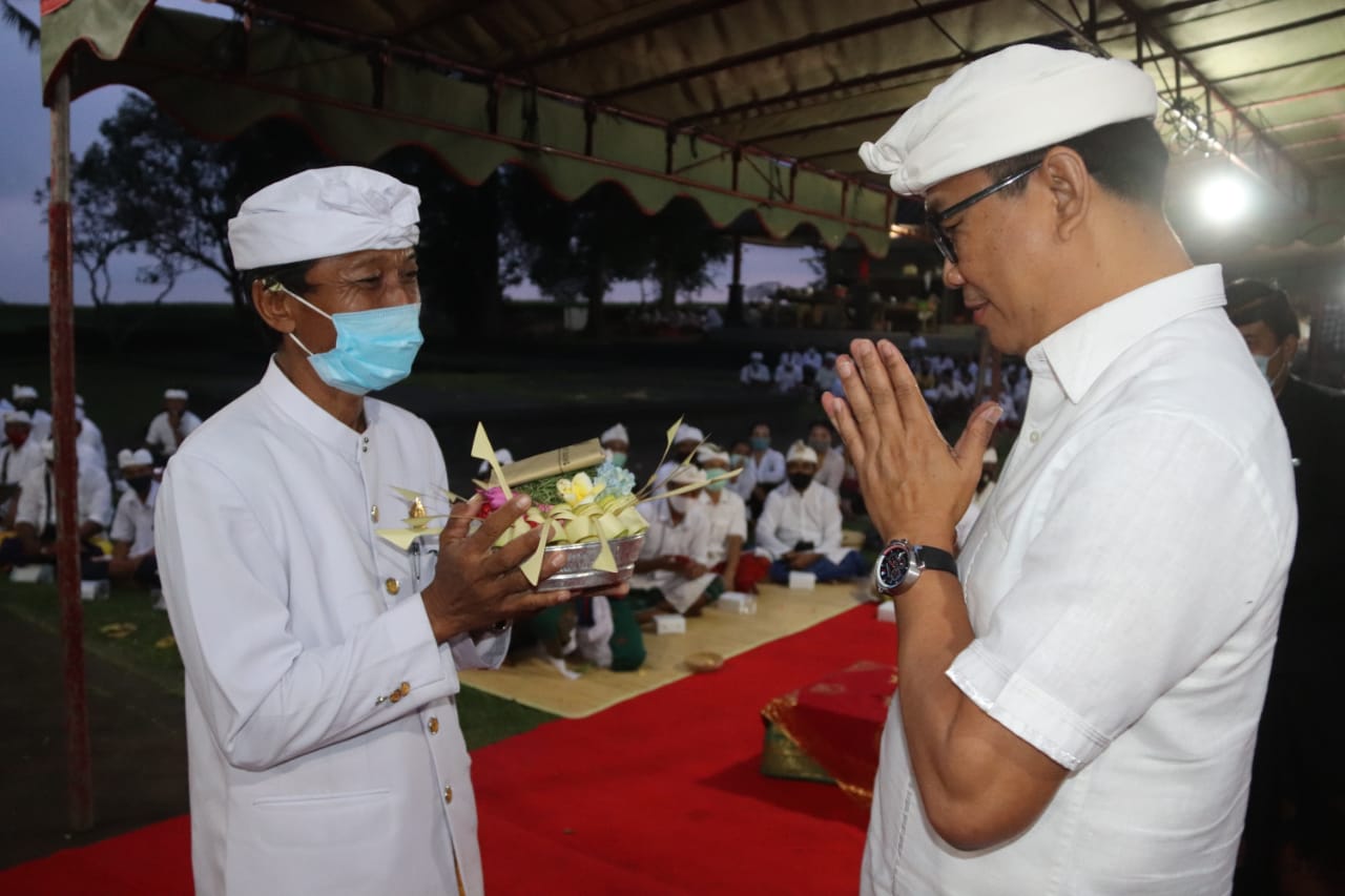 Wabup Suiasa Sembahyang di Pura Prajapati Taman  Lanjut Melayat ke Griya Sideman, Br Pegongan
