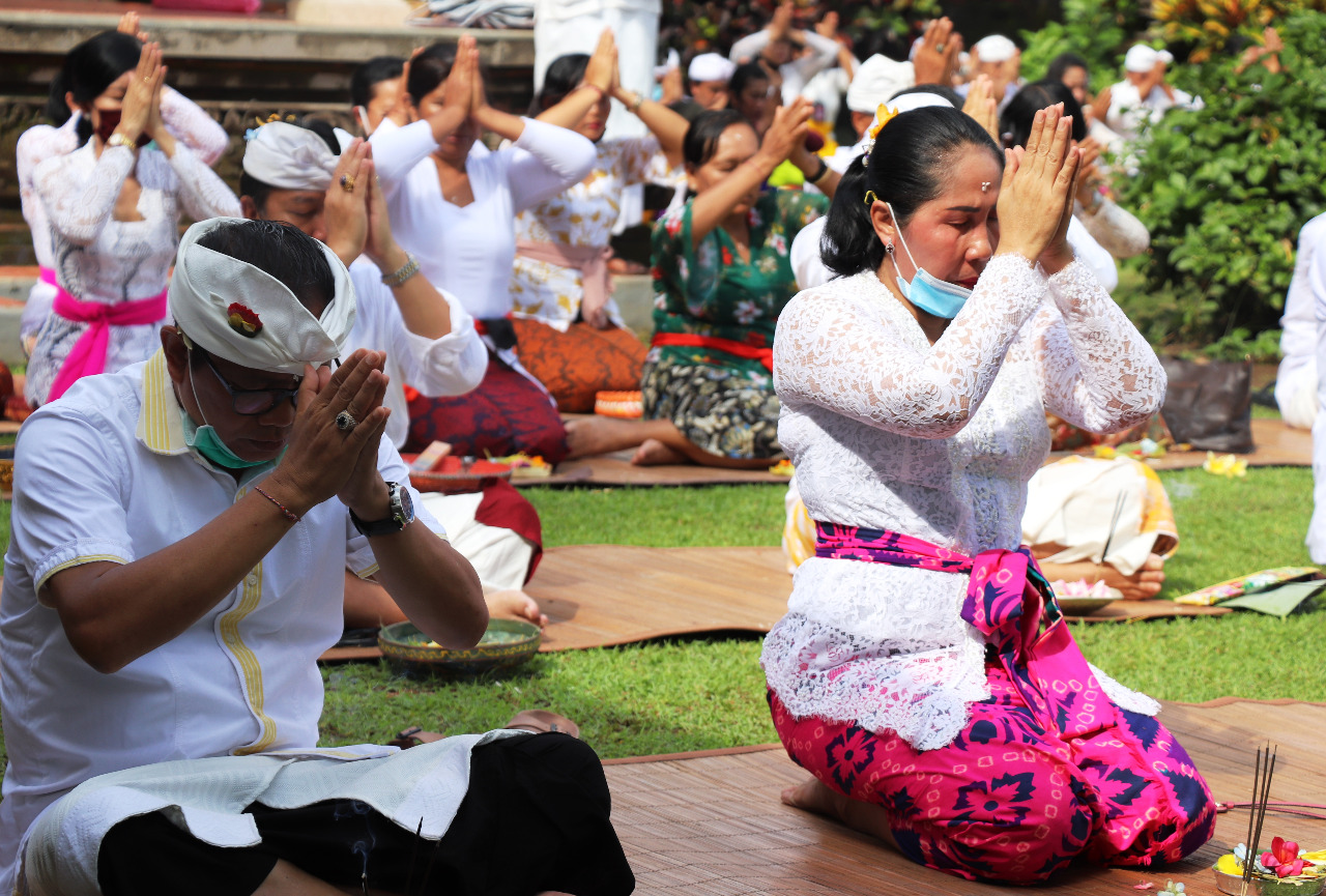 Persembahyangan Purnama Kedasa di Pura Lingga Bhuwana Puspem Badung, Dirangkaikan Upacara Pemelepeh Jagat Perangi Covid-19