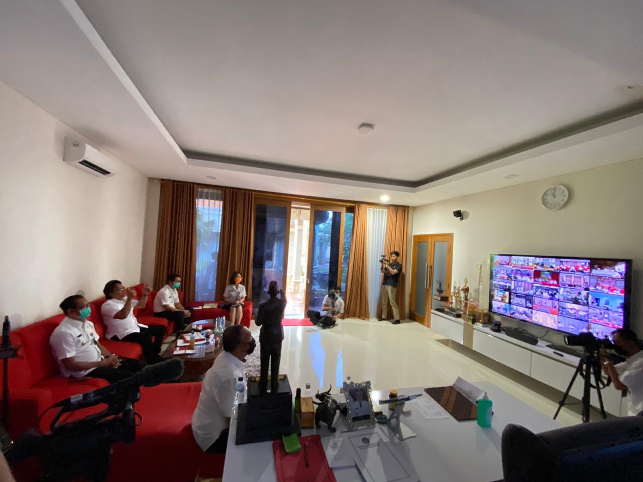 Bupati Badung Ikuti Vidcon Bersama Kemendagri, Mendagri Dorong Pemda Lakukan Refocusing Anggaran Untuk Penanganan Kesehatan, Dampak Ekonomi dan Jaring Pengaman Sosial