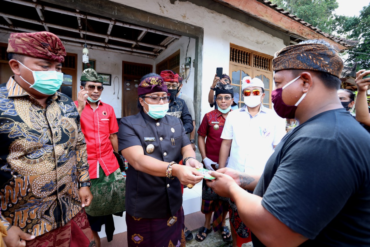 Badung Serentak Salurkan BLT Dana Desa, Bupati Serahkan Bantuan Langsung ke Rumah Warga di Punggul dan Selat