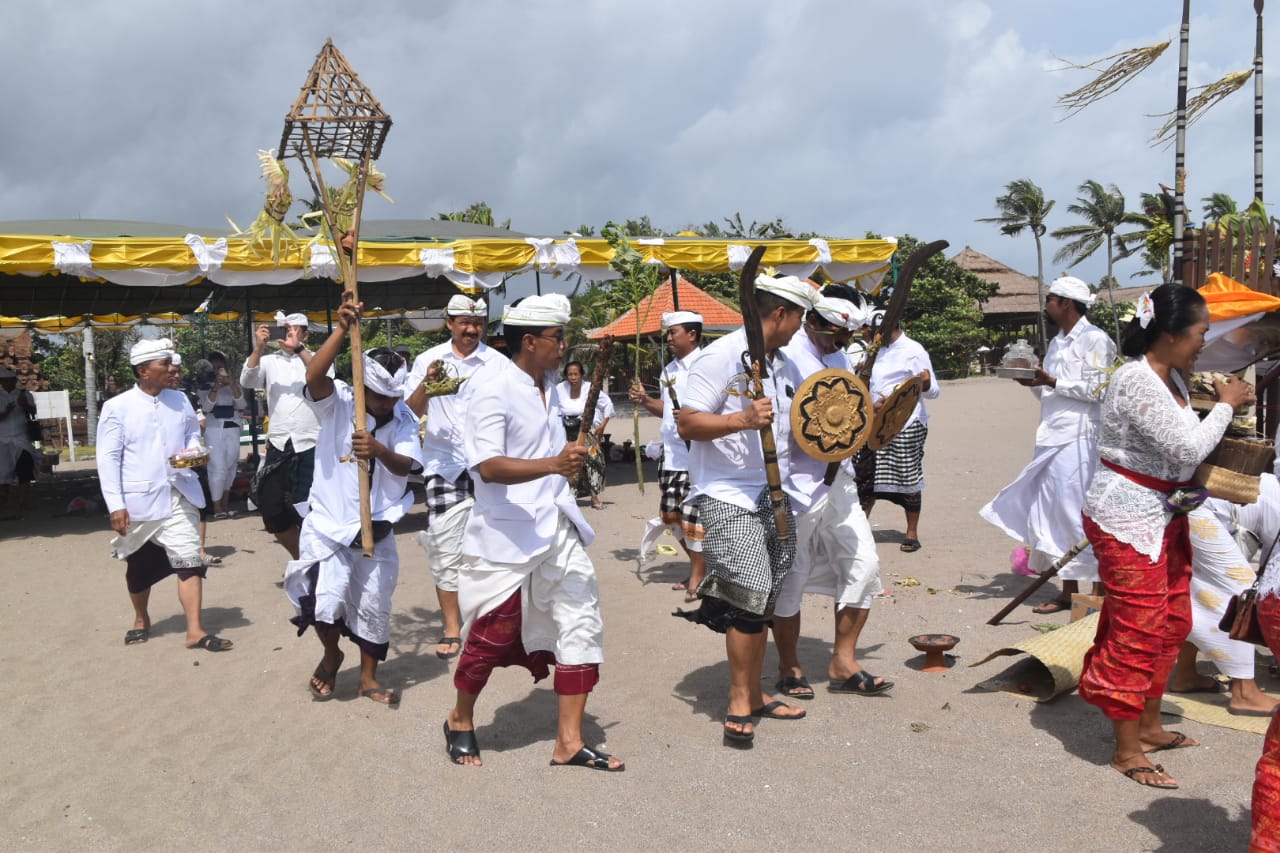 Tangkal Serangan Hama dan Virus  Badung Gelar Upacara Nangluk Merana Di Pura Mas Ceti Ulun Tanjung Petitenget