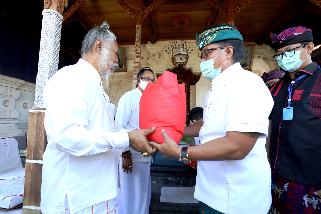 Sebagai Wujud Bakti Rsi Yadnya, Bupati Giri Prasta Haturkan Punia Kepada Sulinggih