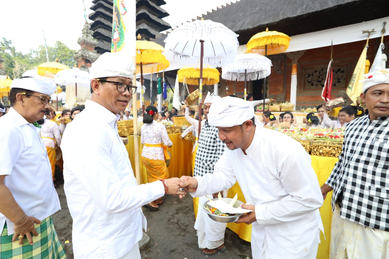 Wabup Suiasa Hadiri Piodalan Pura Taman Ayun Mengwi