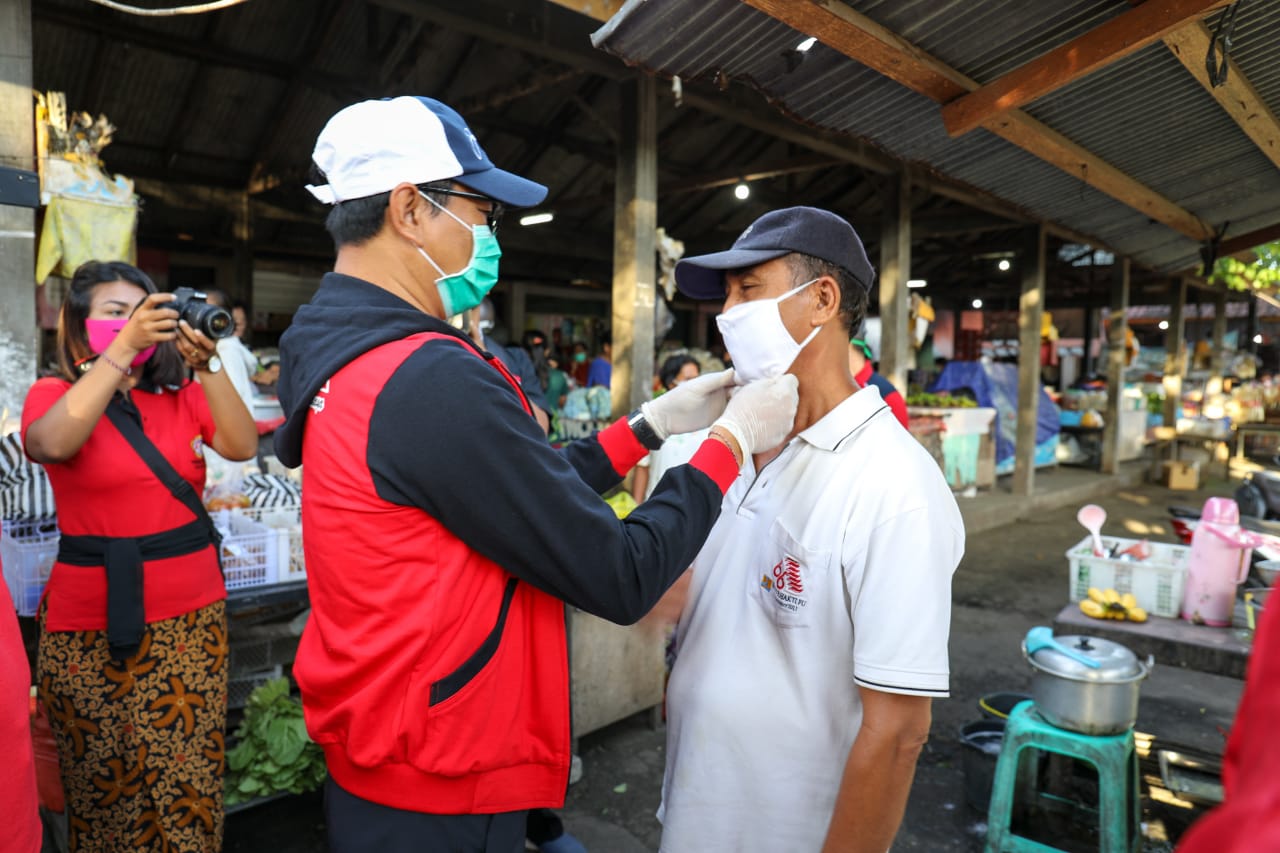 Edukasi dan Motivasi Masyarakat Cegah Covid-19, Suiasa Bagikan Masker di Pasar Desa Adat Gulingan 