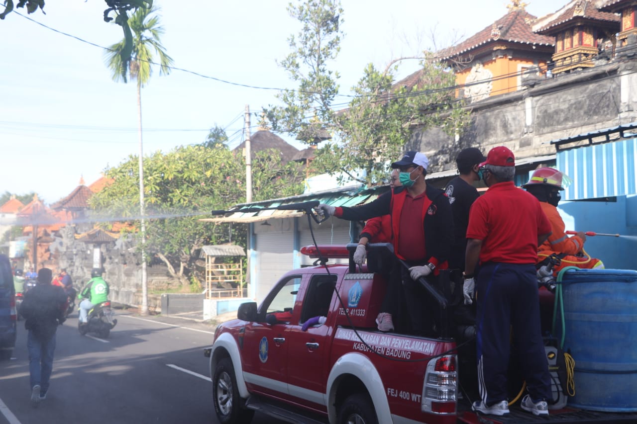Penyemprotan Disinfektan Massal di Munggu Mengwi, Wabup Suiasa Harapkan Ketaatan dan Kepatuhan Masyarakat Untuk Memutus Covid-19