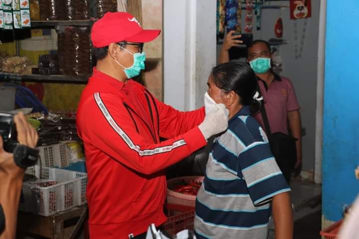 Kepala BSPN PDI Perjuangan Bali Bagikan 400 Masker di Pasar Sempidi