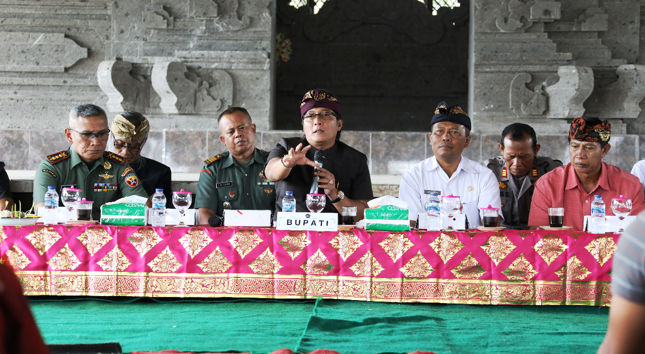 Bupati Giri Prasta Hadiri Paruman Agung Desa Adat Kiadan Pelaga  Prajuru Dengan Masyarakat Harus Bergandengan Tangan, Bangun Keterbukaan Komunikasi
