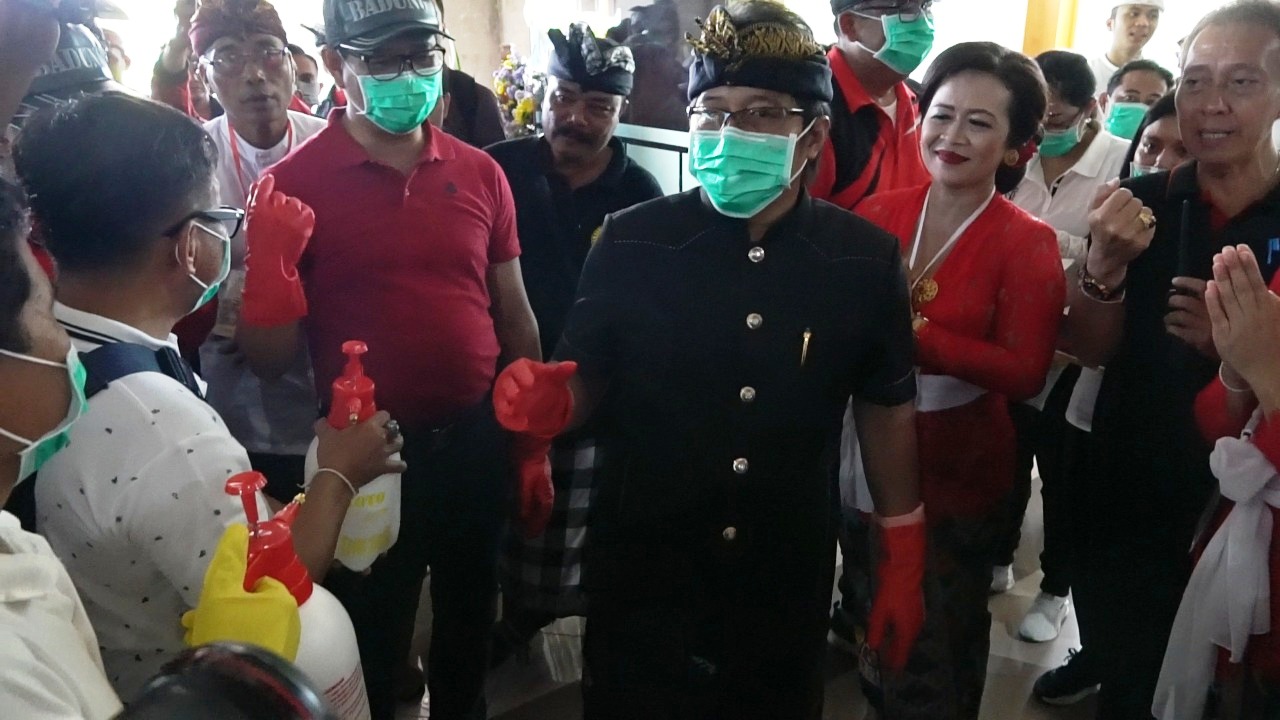 Cegah Penyebaran Virus Corona  Sejumlah Gedung Pelayanan Publik Di Badung Disemprot Disinfektan