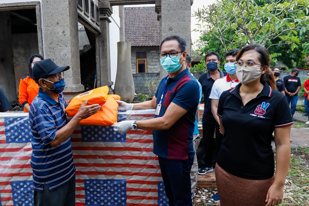 Wabup Suiasa Serahkan Bantuan Kebutuhan Dasar Kepada Korban Kebakaran di Perang Lukluk