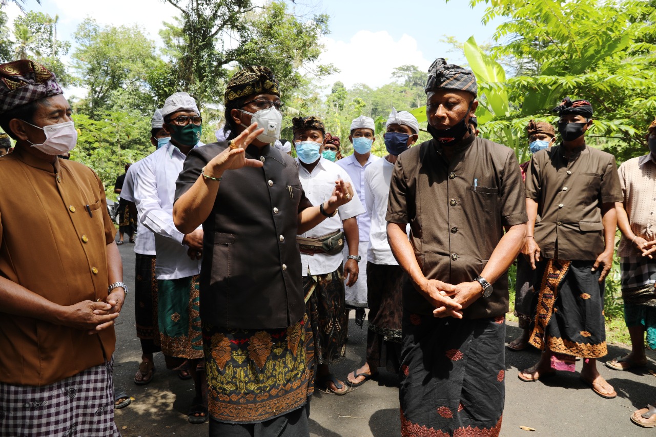 Hadiri Karya Ngenteg Linggih Pura Dalem Penataran Nyelati, Bupati Giri Prasta Serah Terima Pembangunan Pura Dalem Kahyangan dan Jalan Wisata