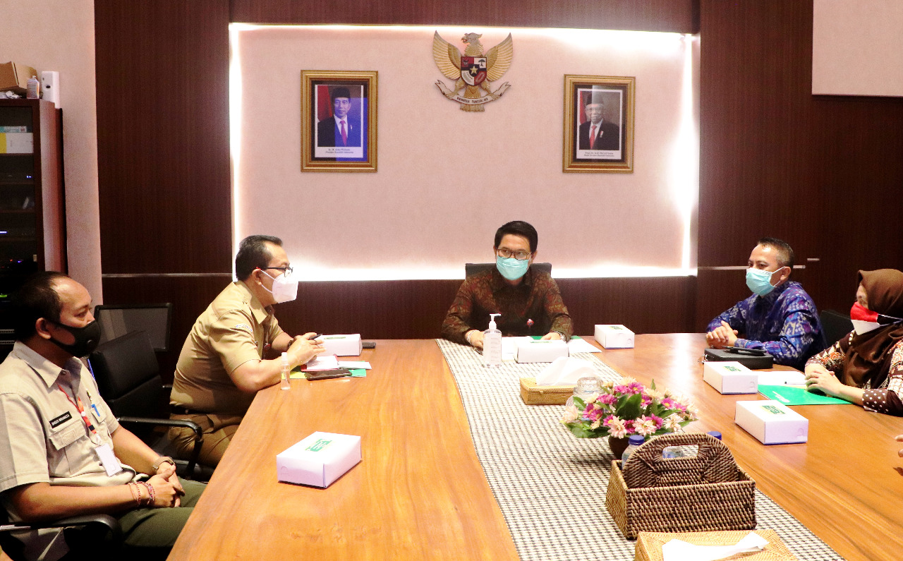 Sekda Adi Arnawa Terima 1000 Paket Sembako dari BPJS Ketenagakerjaan Bali