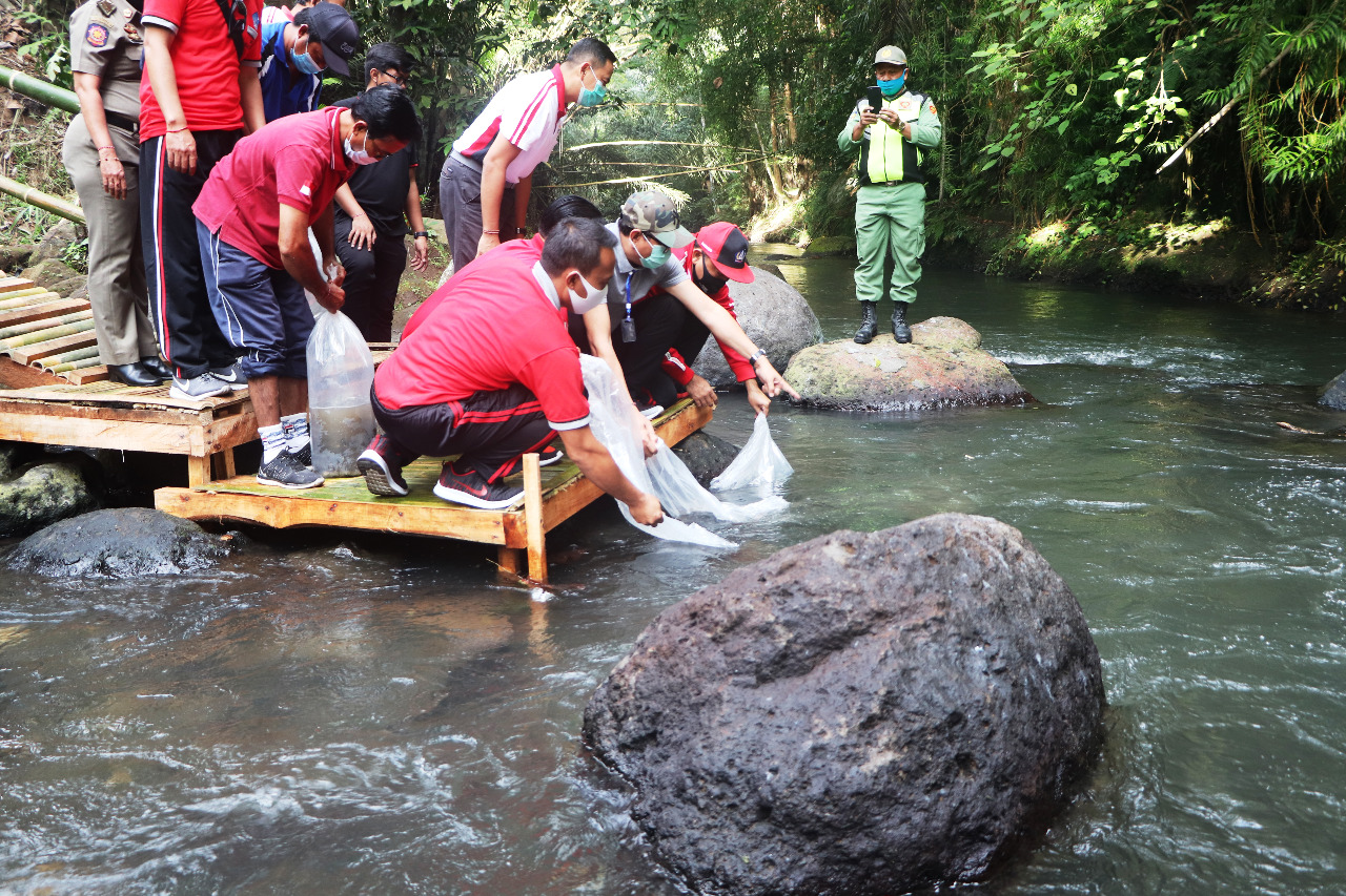 Tebar Benih Ikan Nila di Sungai Yeh Penet Penarungan, Wabup Suiasa Ajak Masyarakat Untuk Menjaga dan Melestarikan Alam