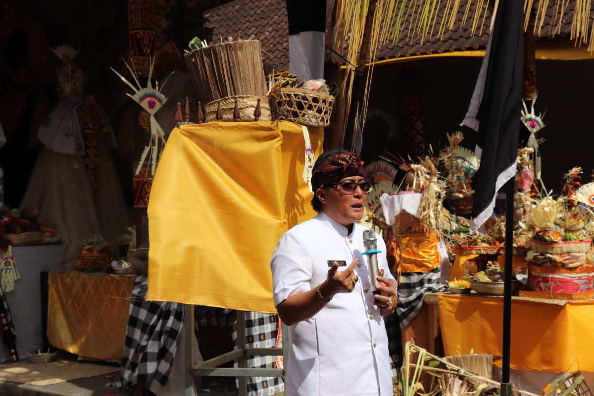 Bupati Giri Prasta Hadiri Upacara Ngeratep Petapakan di Samuan Kawan, Carangsari