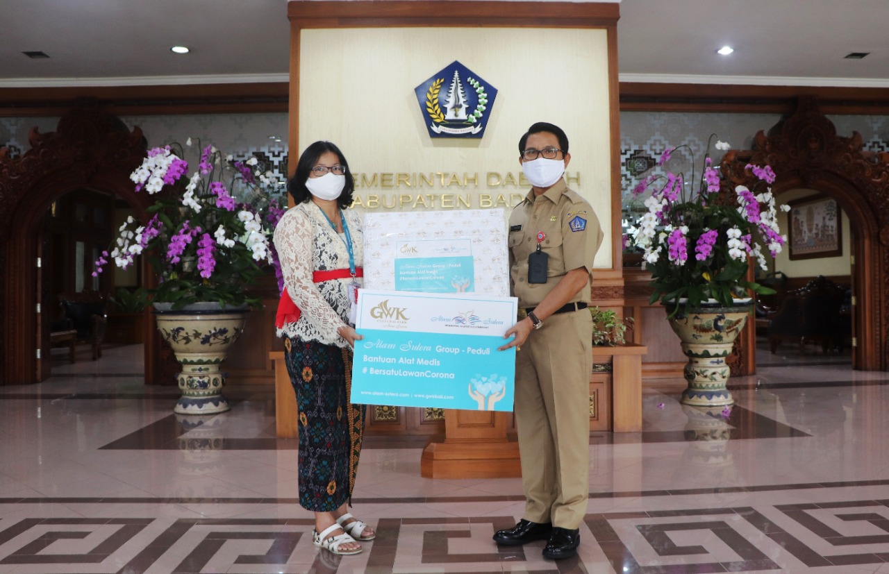Sekda Adi Arnawa Terima 1000 PCS Masker Kain dari GWK Cultural Park