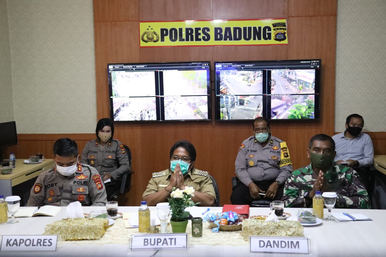 Bupati Giri Prasta Ikuti Vidcon dengan Kapolda, Jangan Ada Pengucilan PMI dan Penutupan Jalan