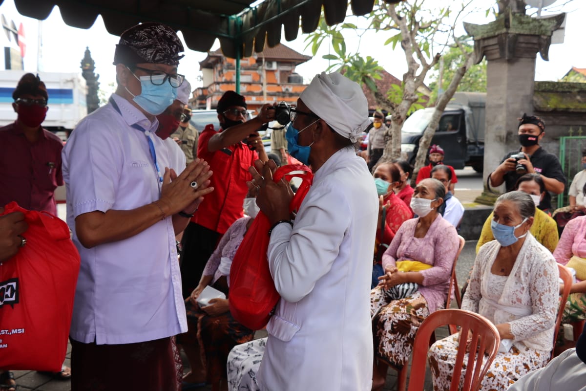 Wabup Suiasa Bersinergi Dengan Anggota DPR RI Kesuma Kelakan, Serahkan Punia Kepada Pemangku dan Serati Banten di Mengwitani
