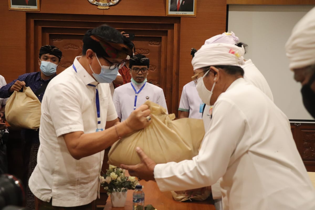 Wabup Suiasa, Kembali Bagikan Punia, Untuk Pemangku dan Srati Banten di Lima Desa Adat di Kuta