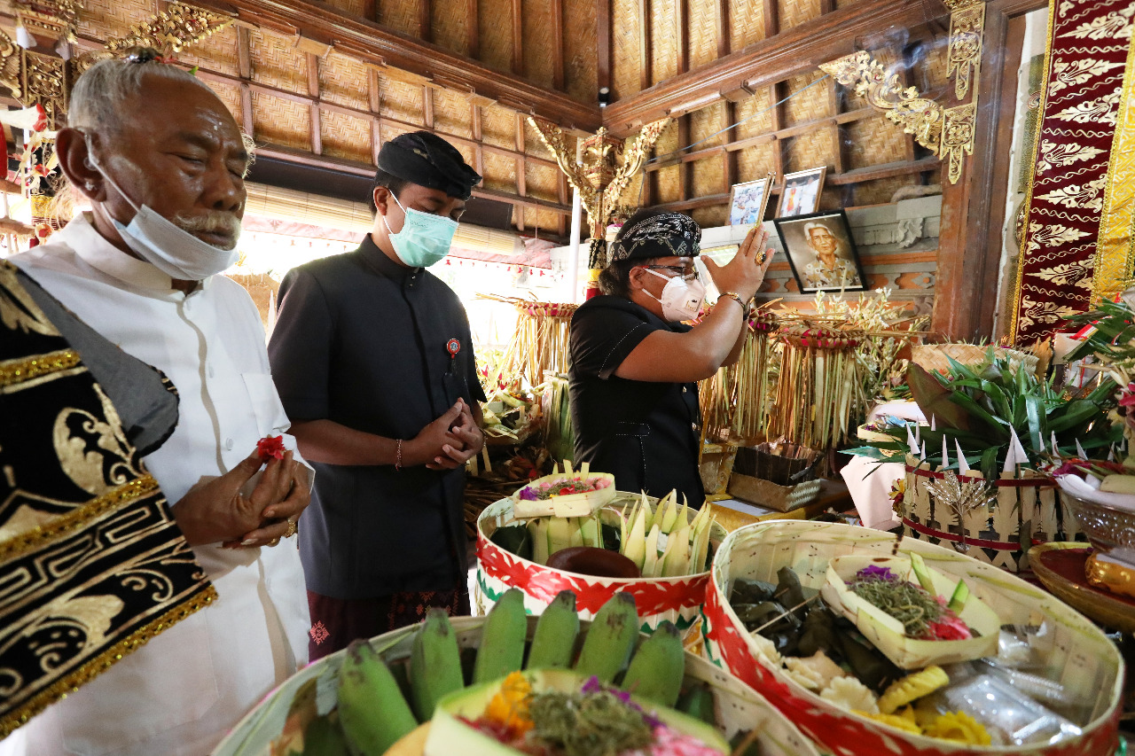 Bupati Giri Prasta Hadiri Pelebon Sulinggih Ida Istri Santika