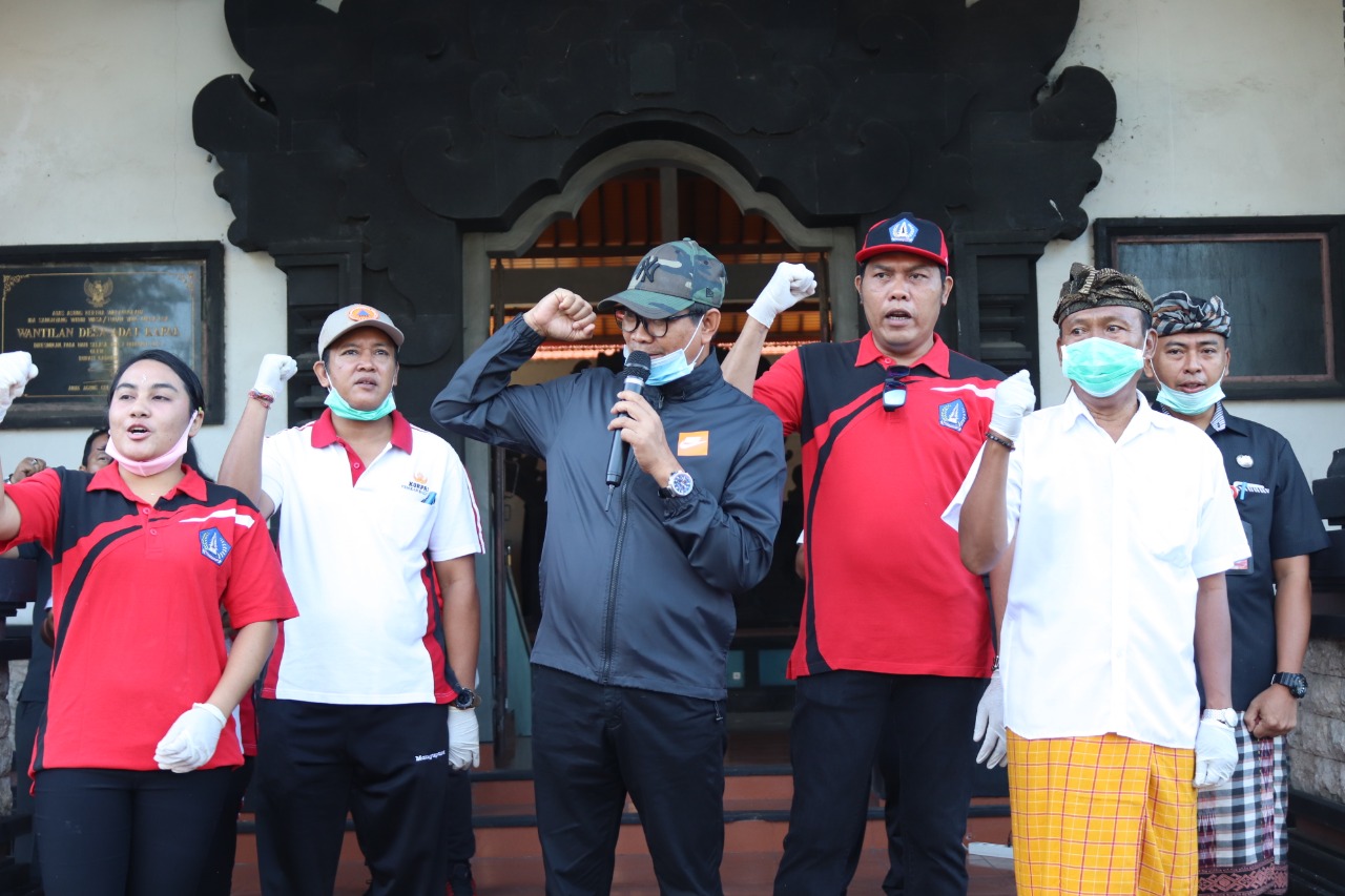 Badung Terus Bergerak Cegah Penyebaran Covid-19, Wabup Suiasa dan Sekda Adi Arnawa Pimpin Langsung Penyemprotan Disinfektan