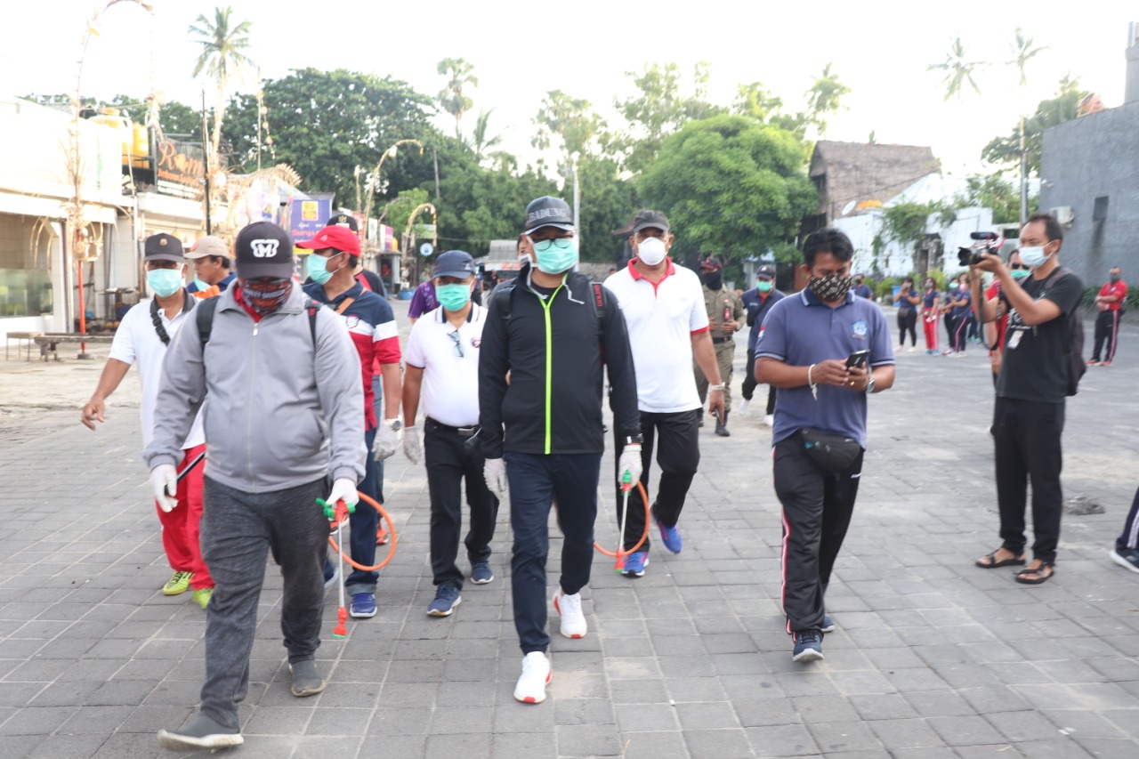Wabup Suiasa Lanjutkan Penyemprotan di Jimbaran dan Kedonganan