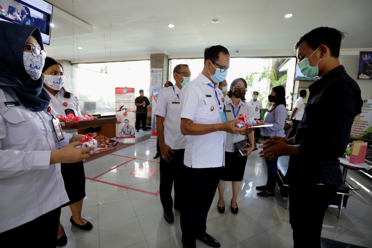 Badung Jadi Daerah Percontohan, Wabup Suiasa Salurkan Masker Kegiatan SP4N LAPOR Kepada Masyarakat