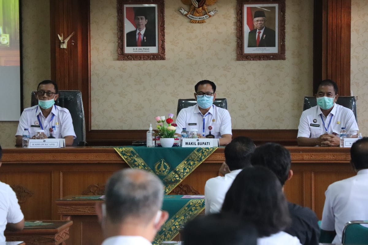 Disdukcapil Tanda Tangani PKS Dengan DPMPTSP, Wabup Suiasa Launching "AKU DICARI"