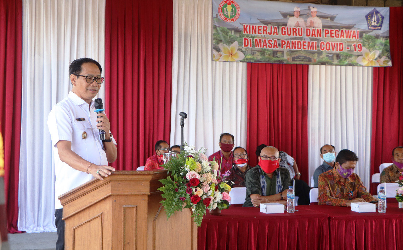 Wabup Suiasa Beri Pengarahan Kepada Guru di Abiansemal dan Petang