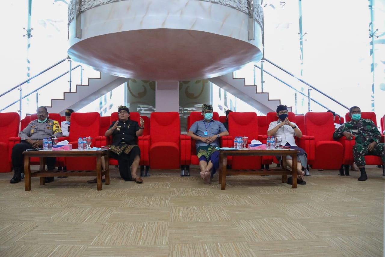Terkait Upaya Penanganan Covid-19, Bupati Giri Prasta Ingatkan Kebijakan Desa Adat Sejalan Dengan Pemerintah Pusat
