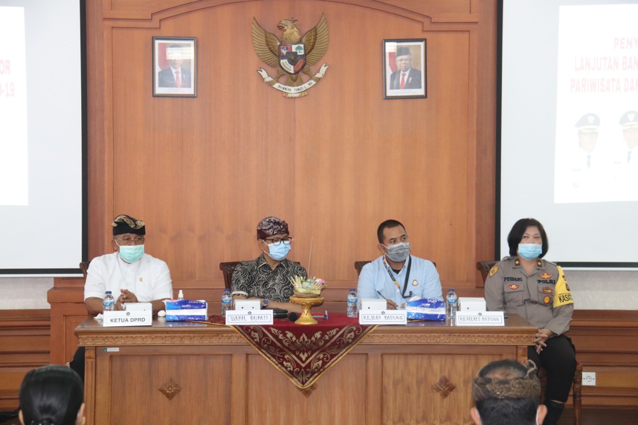Badung Kembali Cairkan Bansos Bagi Pekerja Formal Sektor Pariwisata dan Lainnya di Kuta Utara dan Mengwi, Wabup Suiasa : "Ada Tiga Program Utama Untuk Penanganan Covid-19"