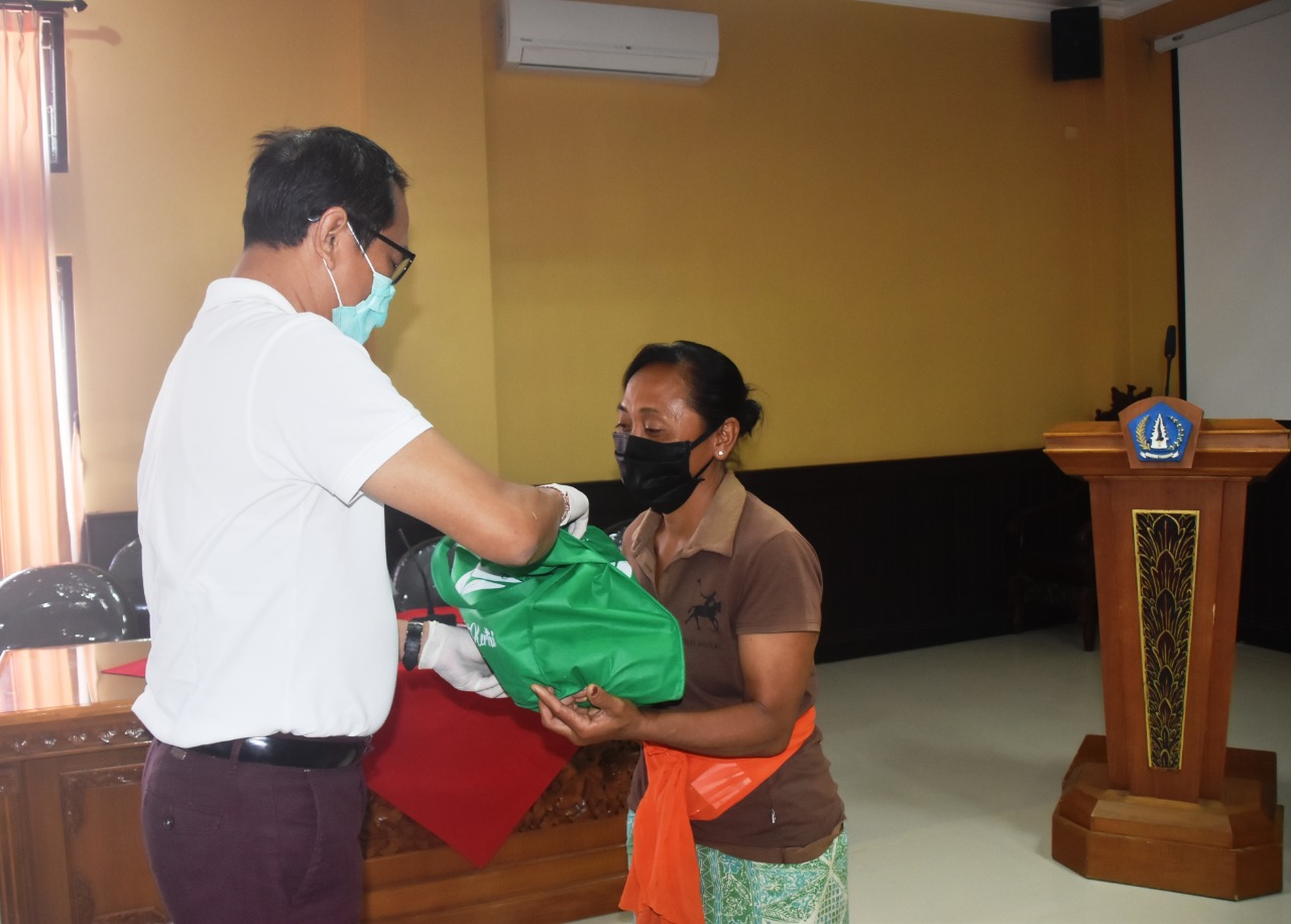 Badung Mulai Salurkan Bantuan Dari Pengusaha, Ringankan Beban Masyarakat Hadapi Pandemi Covid-19 Sesuai Data KPM