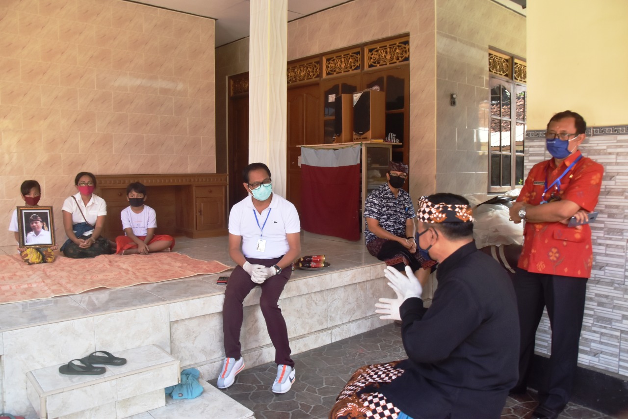 Wabup Suiasa Kunjungi Keluarga (alm) I Putu Sugiartha PMI asal Sading
