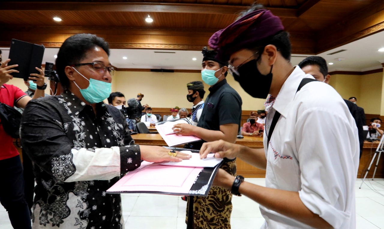Serahkan Hadiah Lomba dan Video Pembuatan Ogoh-Ogoh, Bupati Giri Prasta Komit Tingkatkan Kreativitas Generasi Muda Milineal