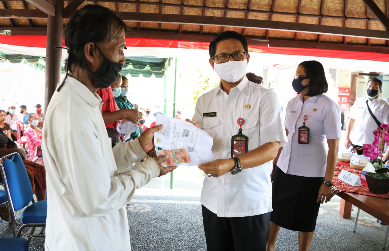 Sekda Adi Arnawa Salurkan BST Tahap 4 dan 5 di Canggu, Harapkan Bantuan Tepat Sasaran dan Tepat Arah Dalam Penggunaan