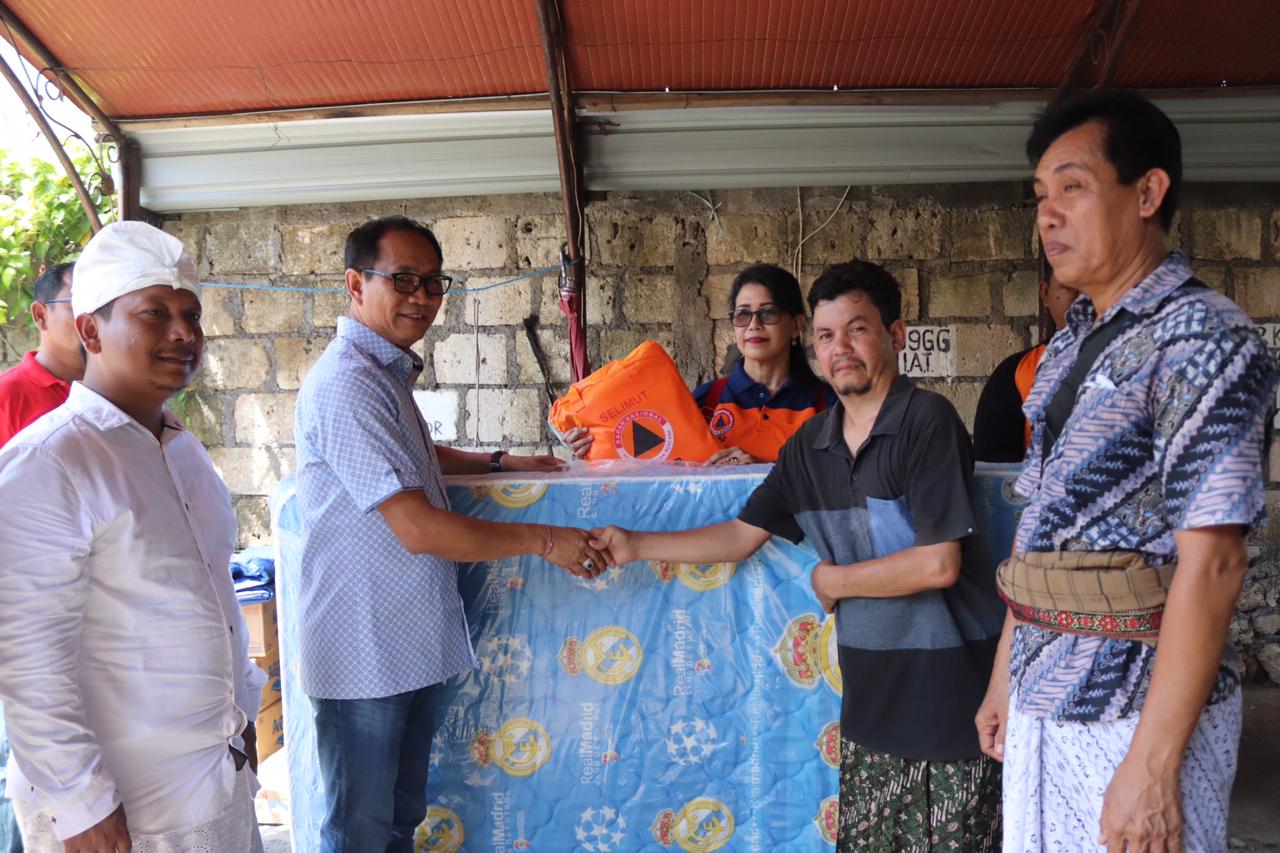 Wabup Suiasa Serahkan Bantuan Kepada Korban Kebakaran di Kuta  Instruksikan OPD Tingkatkan Koordinasi dengan Masyarakat Untuk Antisipasi Bencana