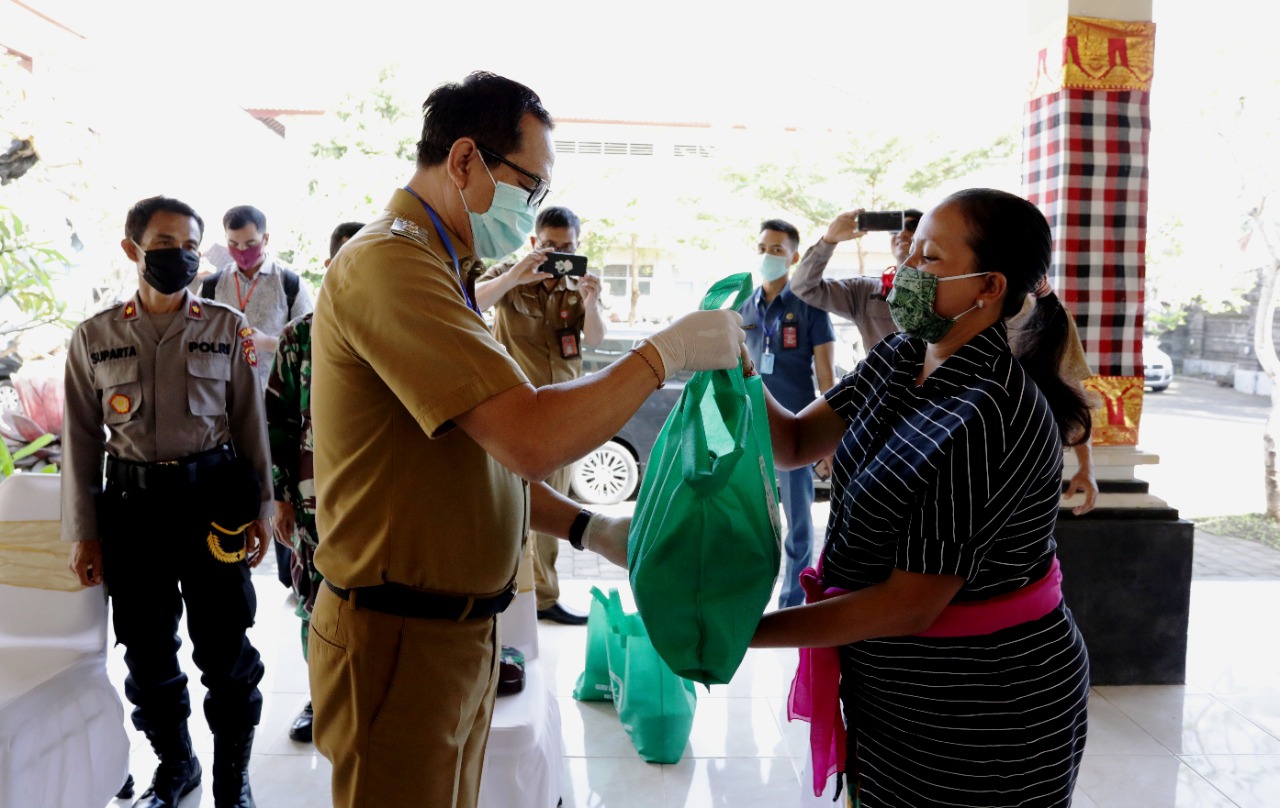 Program "Guru dan Disdikpora Badung Belajar Dari Covid-19", Wakil Bupati Suiasa Bagikan Paket Sembako Kepada Orang Tua Siswa Terdampak Covid-19