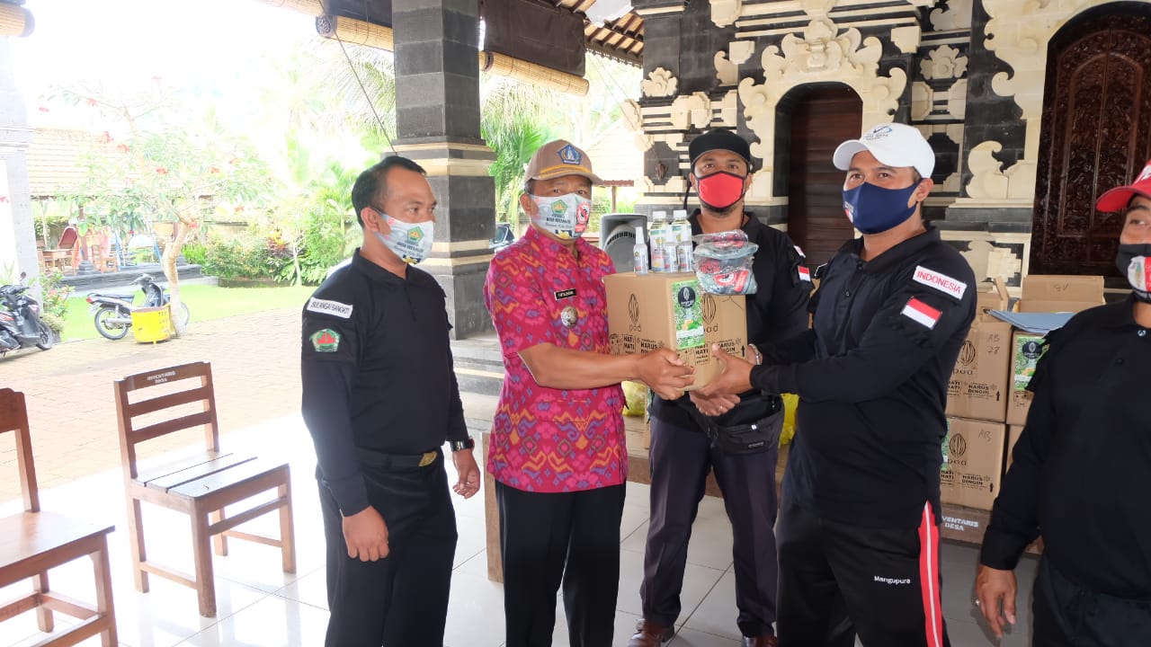 Jelang Pilkada Badung, Pj Perbekel Sulangai Bagikan APD ke Warga