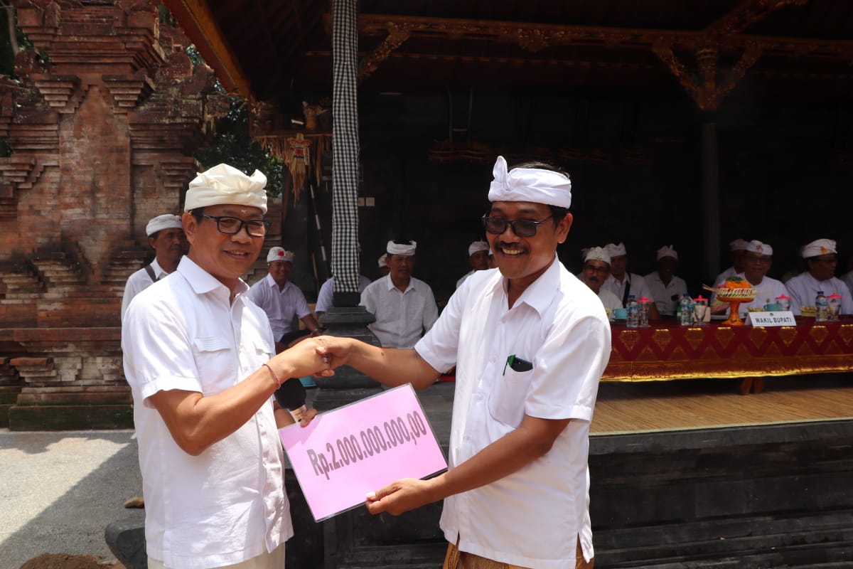 Wabup Suiasa Hadiri Upacara Mecaru Rsi Gana di Pura Dalem Penglingsir Bongkasa   