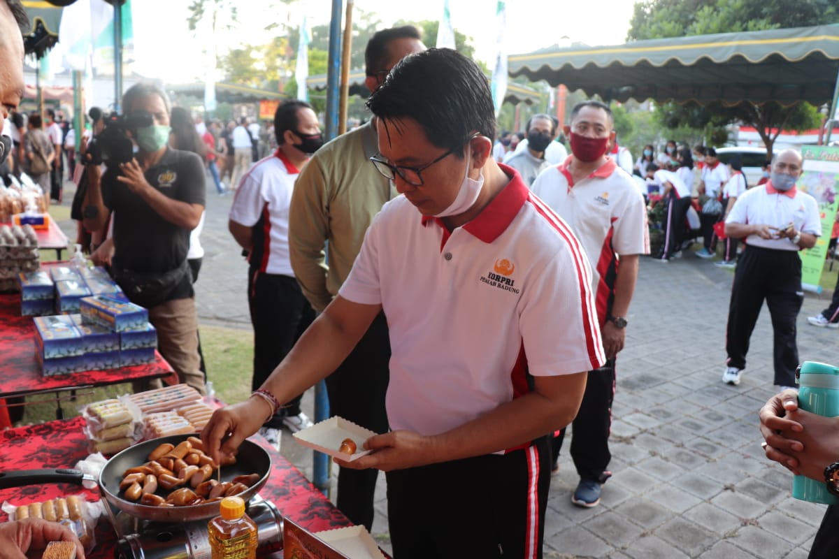 Badung Gelar Pasar Gotong Royong Krama Bali  Sekda Adi Arnawa Ajak Masyarakat Beli Produk Usaha Lokal
