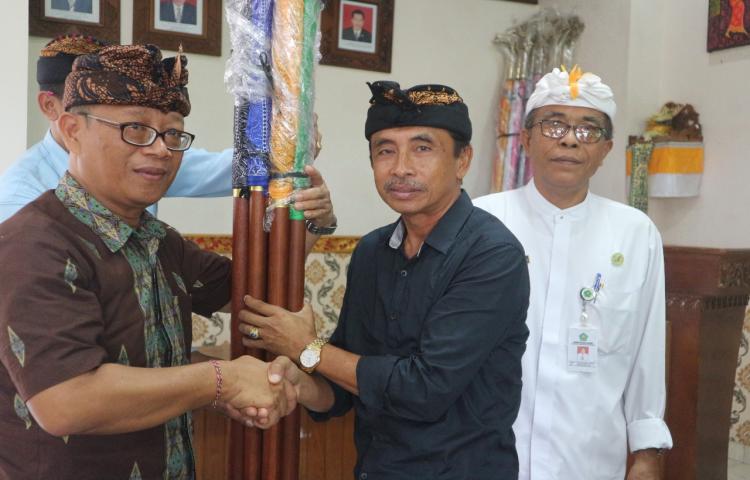 Kemenag Badung Serahkan Bantuan Sarana Peribadatan