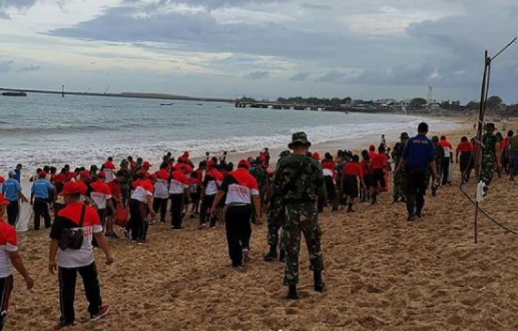 Giat Kebersihan Sampah Kiriman Pantai Kedonganan