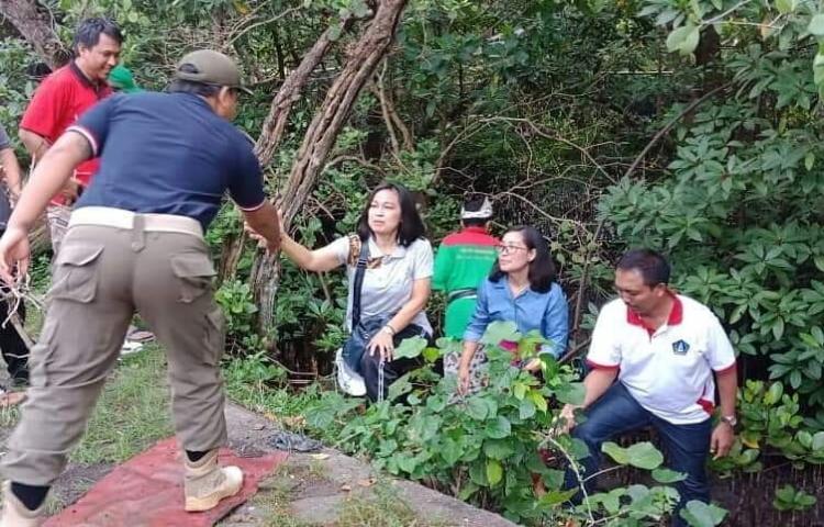 Kerja bakti Bali resik sampah plastik