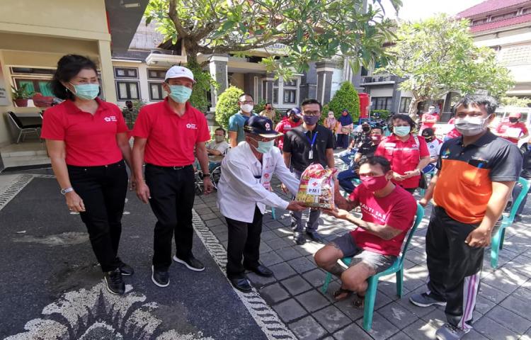 PMI (Palang Merah Indonesia) Kab. Badung memberikan bantuan sembako kepada Masyarakat penerima manfaat