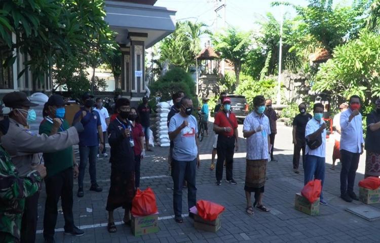 Pemerintah Kabupaten Badung Minggu 26 April 2020 menyerahkan bantuan sembako 3819 KK penerima manfaat diSeluruh Kecamatan Sekabupaten Badung.