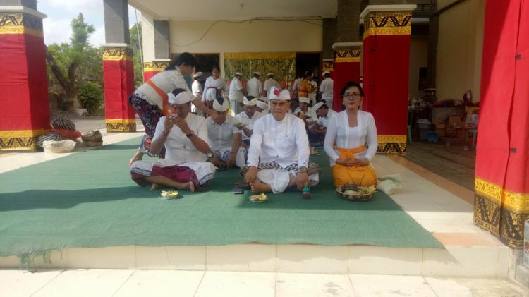 Piodalan Lan Tumpek Landep Kantor Camat Kuta