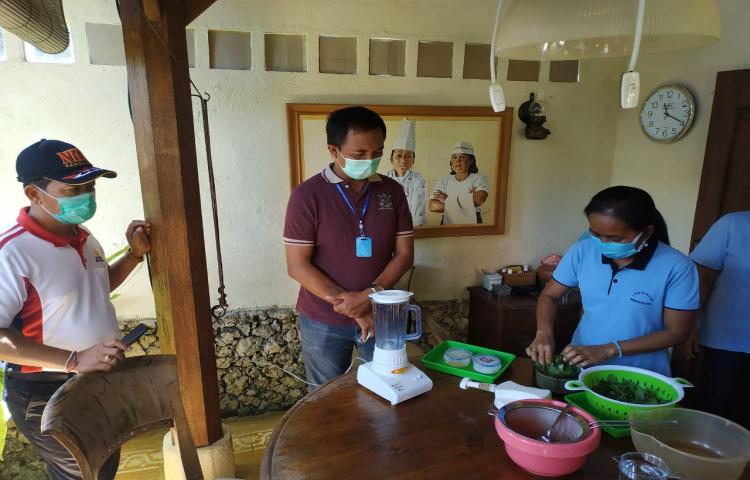 Lingkungan Permata Nusa Dua Olah Bio Enzim Sebagai Pupuk dan Hasil Urban Farming Menjadi Minuman Yang Menyehatkan