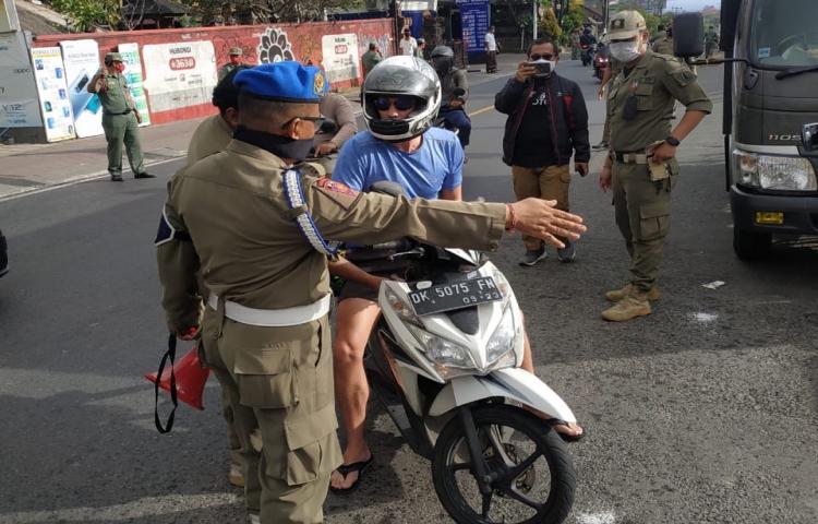 Sidak Penerapan Disiplin dan Penegakan Hukum Protokol Kesehatan Berdasarkan Pergub Bali No 46 Tahun 2020 dan Perbup Badung No 52 Tahun 2020 Secara Serentak Di Kecamatan Kuta Selatan