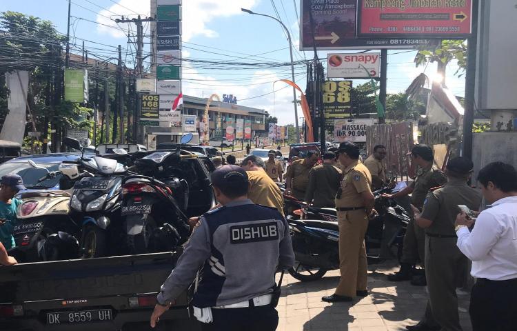 Tak Pedulikan Himbauan, Motor Parkir Sembarangan Diangkut Ke Kantor Camat Kuta Selatan