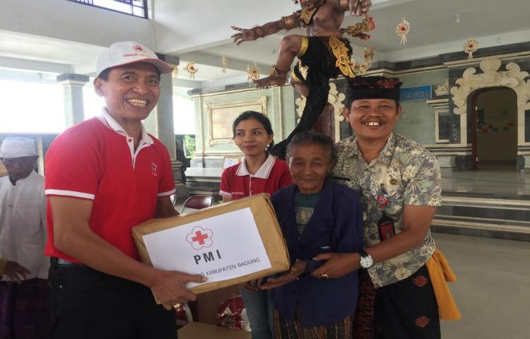 GANDENG PMI, CAMAT PETANG SERAHKAN PAKET SEMBAKO